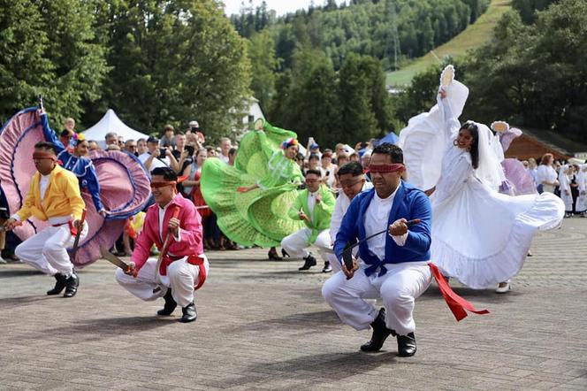 Rozpoczął się 60. jubileuszowy Tydzień Kultury Beskidzkiej. Przyjechało 20 zespołów z całego świata ZDJĘCIA, PROGRAM