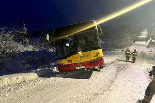 Atak zimy w Świętokrzyskiem. Autobus wjechał do rowu, pomogli strażacy