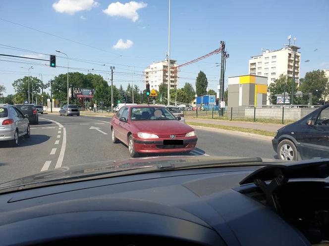 Tego jeszcze nie grali! Starszy kierowca pod prąd na rondzie Czyżyńskim