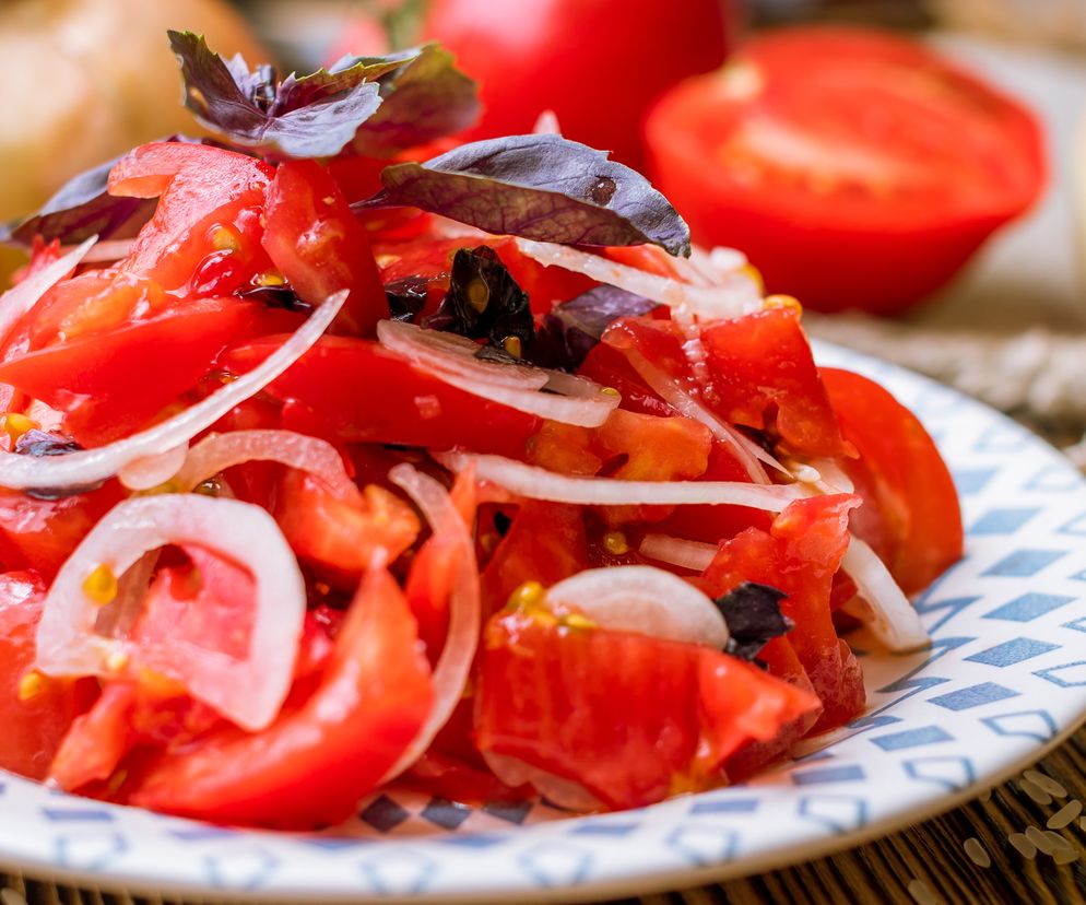 Pikantna sałatka pomidorowa z cebulą i bazylią