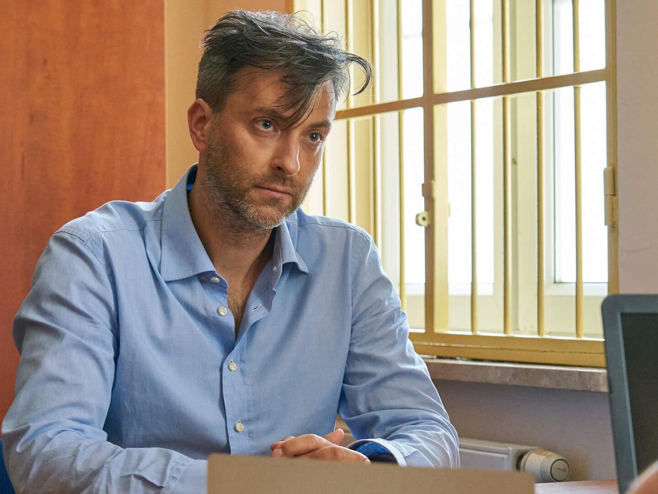 BrzydUla 2, odcinek 43 - opis, streszczenie: Marek przesłuchiwany przez policję! Ula ma wyrzuty sumienia po zdradzie