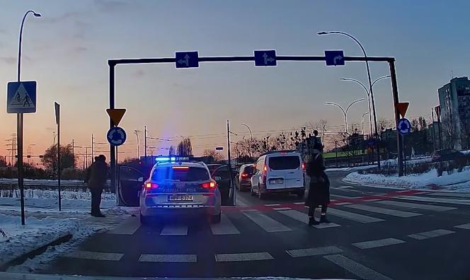 Policyjnym radiowozem POTRĄCIŁ PIESZEGO na pasach. Nie skończy się tylko na pouczeniu?