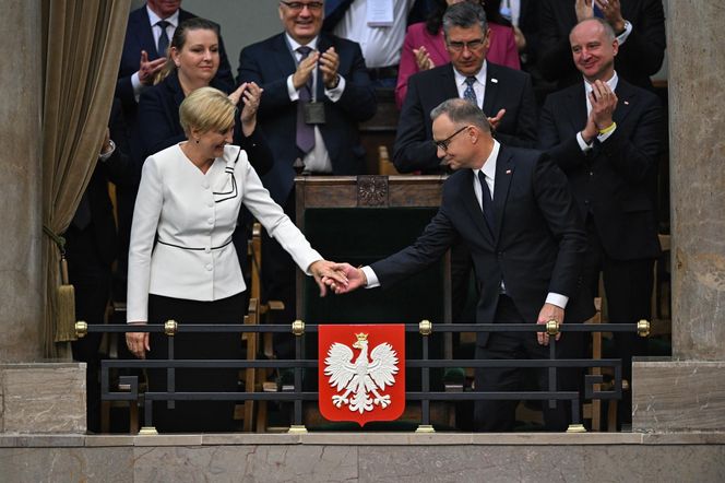 Agata Duda z kokardą na ramieniu w Sejmie
