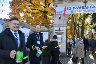 Słoneczna pogoda sprzyjała. 32. Kwesta Na Odnowę Zabytków Starego Cmentarza w Tarnowie