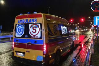 Karambol w Legionowie, samochód dachował. Jadąca do rannych karetka rozbiła się na drodze