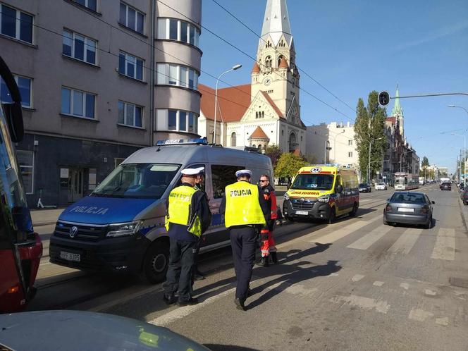 Nagłe zatrzymanie tramwajów przy Piotrkowskiej. Interweniowali ratownicy medyczni