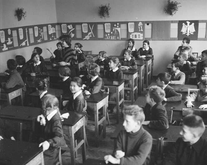 Gra w klasy, mundurki i wielkie uroczystości! Tak wyglądała szkoła 40 lat temu [ARCHIWALNE ZDJĘCIA]