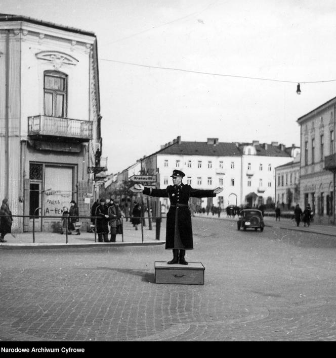 Policjant kierujący ruchem na skrzyżowaniu Żeromskiego i Malczewskiego