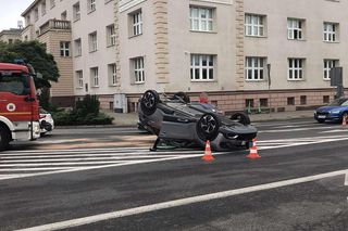 Dachowanie na rondzie Jagiellonów w Bydgoszczy! Kierowca z mandatem [ZDJĘCIA]