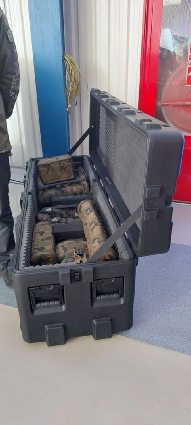 System bezzałogowych statków powietrznych klasy mini kryptonim "Wizjer" spakowane w skrzyniach transportowych 