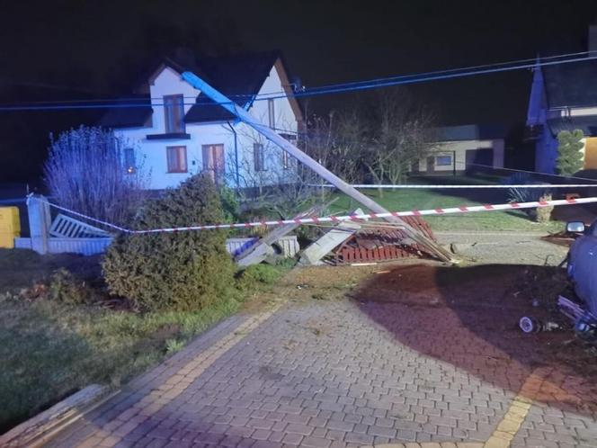 Nieczajna Górna. Bmw huknęło w betonowe ogrodzenie. Nie żyje 20-letni kierowca, pasażer trafił do szpitala