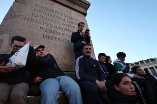 Rzesze wiernych przybywają na pogrzeb Franciszka. Wielkie tłumy w Watykanie 