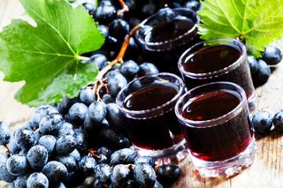 Nalewka z ciemnych winogron - przepis na prostą nalewkę winogronową, która urzeka smakiem