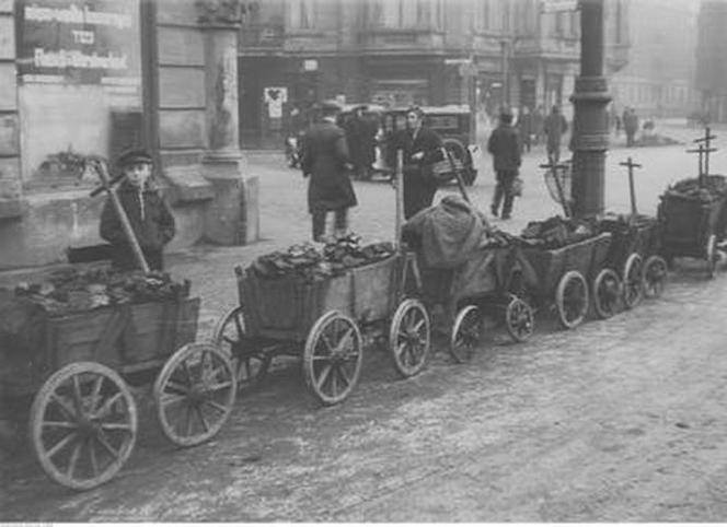 Sprzedaż uliczna węgla na ul. Mickiewicza w Katowicach. Rok 1932