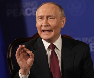Tajemnicza teczka na spotkaniu Trump-Putin! Prezydent Rosji ma nawet ludzi od swoich... odchodów