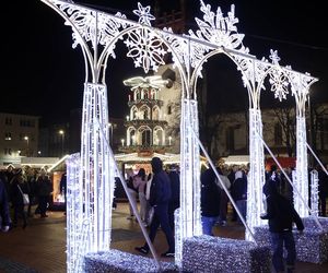 Bytomski rynek świeci się jak choinka. Gwiazda DeLoreana rozświetliła Bytomski Jarmark Świąteczny