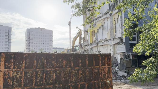 Był jednym z pierwszych biurowców w warszawskim "Mordorze". Właśnie znika z powierzchni ziemi 