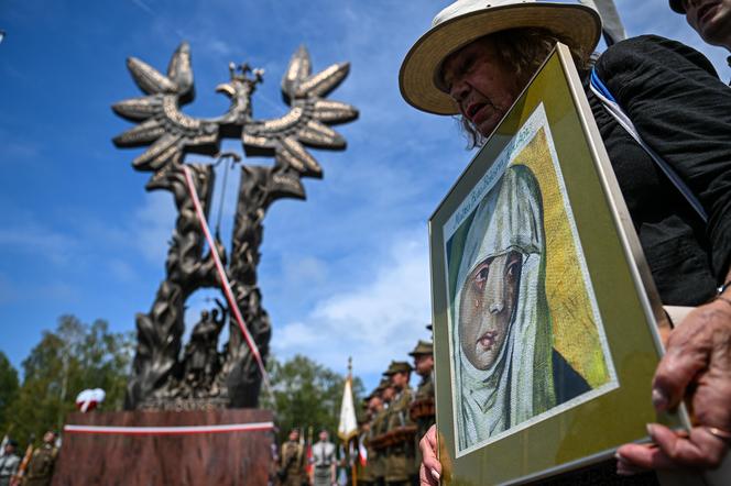 Tłumy z całej Polski na Podkarpaciu. W niedzielę odsłonięto kontrowersyjny pomnik