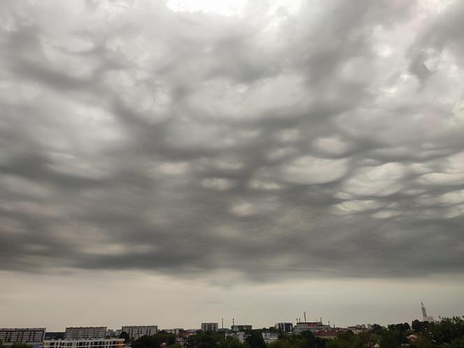 Nawałnice przechodzą przez Polskę. Ciemne chmury nad Białymstokiem