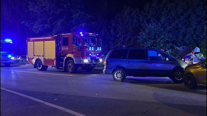 Czołowe zderzenie w Gorzycach! W dwóch samochodach znajdowało się 11 osób