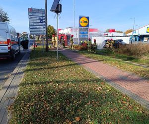 Samochód wjechał w paczkomat, uszkadzając zawór gazu