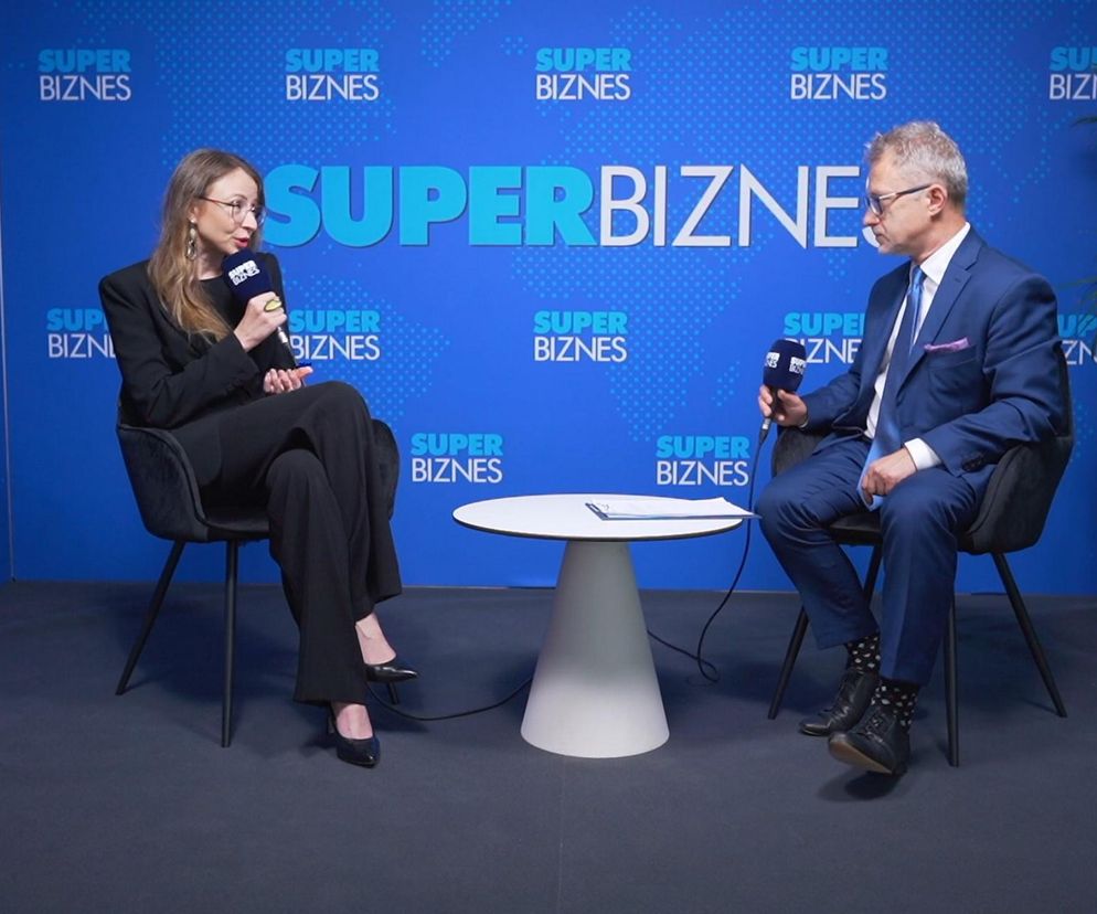 Agnieszka Dziemianowicz-Bąk, minister rodziny, w rozmowie z Hubertem Biskupskim dla Super Biznes. Dyskusja na tle niebieskiego baneru z logo Super Biznes.  Poruszane tematy: brak drugiej waloryzacji emerytur w 2024, program 800 plus oraz krytyka propozycji PIT 0.  Więcej szczegółów na portalu Super Biznes.