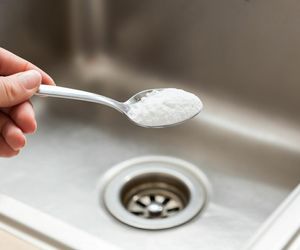 Wsypałam do zatkanego odpływu, zablugotało i woda spłynęła od razu. Nie musiałam wydawać 20 zł na chemiczne granulki udrażniające. Sposób na zatkany zlew 