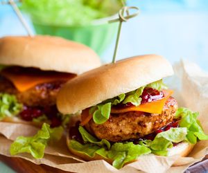 Burgery à la McChicken. Zaskakująco łatwe do zrobienia, a smakują jak oryginał