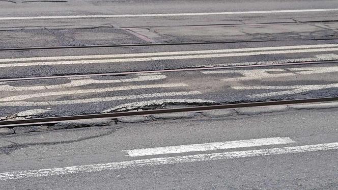 Ulica Trzebnicka we Wrocławiu się rozpada. Dziury takie, że można zostawić buty 