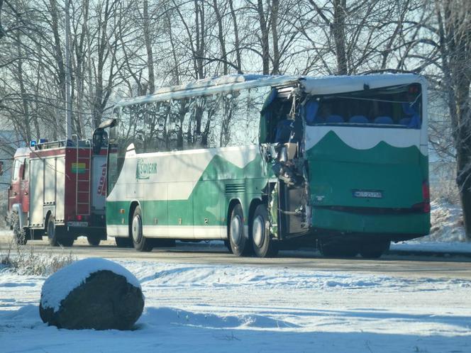 Zderzenie autokarów pod Warszawą. Jednym z nich jechały dzieci