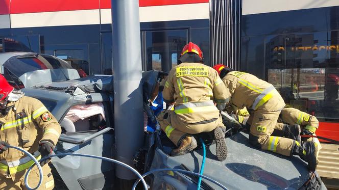 Wypadek w Gdańsku. Samochód wjechał w tramwaj. Kierowca był zakleszczony w aucie