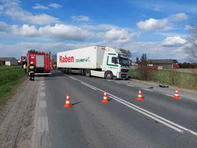 Zablokowana droga krajowa nr 9. TIR zderzył się z autem osobowym