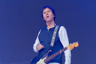 Gitary Johnny'ego Marra (The Smith) zaginęły w drodze. Muzyk mocno zaatakował firmę kurierską