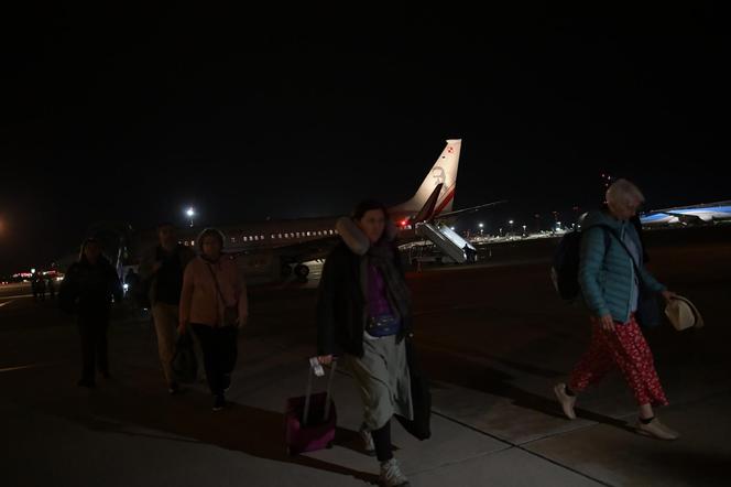Polacy na Okęciu po ewakuacji z Izraela