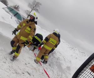 Śnieg zasypał auto 