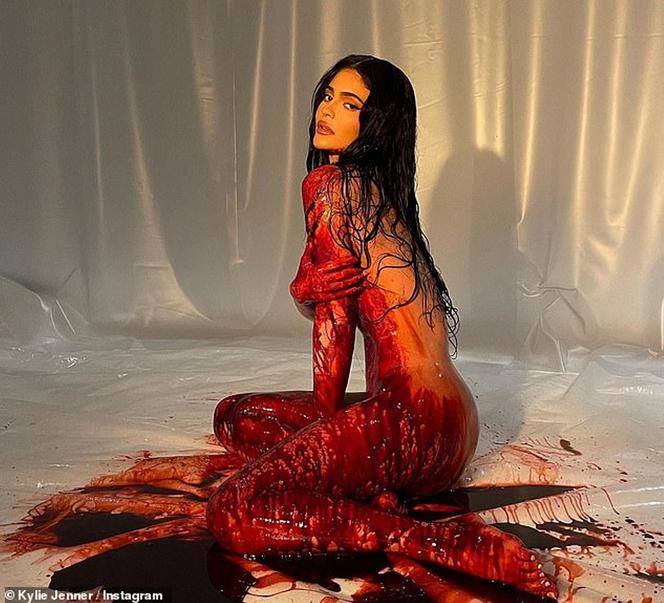 Kylie Jenner promującej swoje nowe kosmetyki sesją we krwi