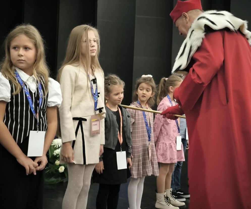 Mali studenci wkraczają w świat nauki – inauguracja Akademii Dziecięcej w Lesznie [ZDJĘCIA]
