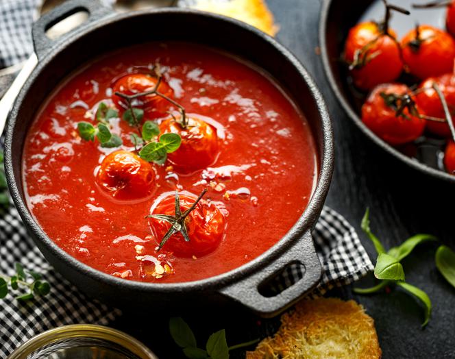 Zupa ze świeżych pomidorów z bazylią