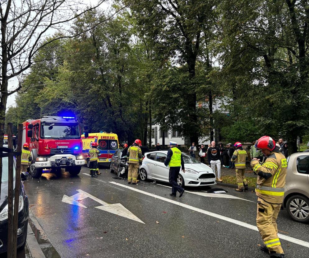 Karambol w centrum Nowego Sącza. Ruch wstrzymany na wielu ulicach [ZDJĘCIA]