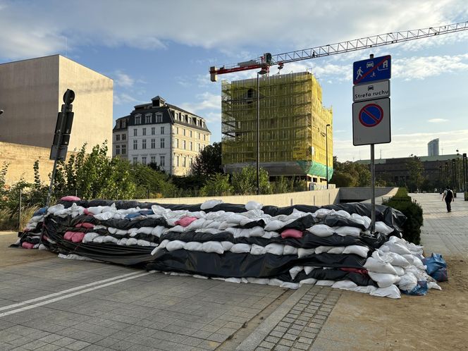 Wrocław szykuje się na powódź. W centrum wszędzie leżą worki z piaskiem