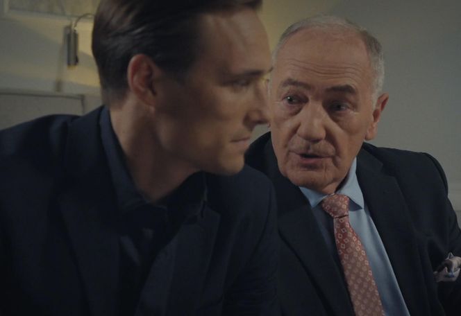 M jak miłość, odcinek 1884. Olek (Maurycy Popiel), Jerzy Argasiński (Karol Strasburger)