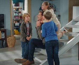 M jak miłość odc. 1850. Maja (Laura Jankowska), Szymek (Staś Szczypiński), jego kolega Maciek (Aleksander Sułek), Marcin (Mikołaj Roznerski) 