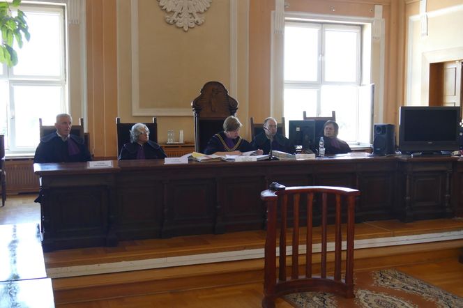 Zadźgała ojca pięcioma ciosami nożem. „Zabiłam go, żeby ochronić mamę”