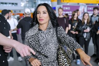 Justyna Steczkowska leci na Eurowizję! Na lotnisku pojawiła się z panterkowym stroju i masą walizek