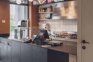 Kolorystyka szaszłykarni w Zielonej Góze nawiązuje do temperatury żarzących się węgli