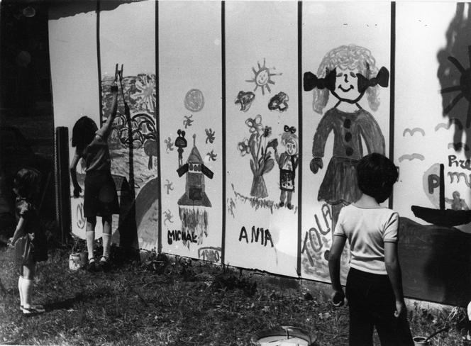 Fotografia z 1980 r. prezentująca bawiące się dzieci na letnim festynie w Antoninie. APK, Urząd Wojewódzki w Kaliszu