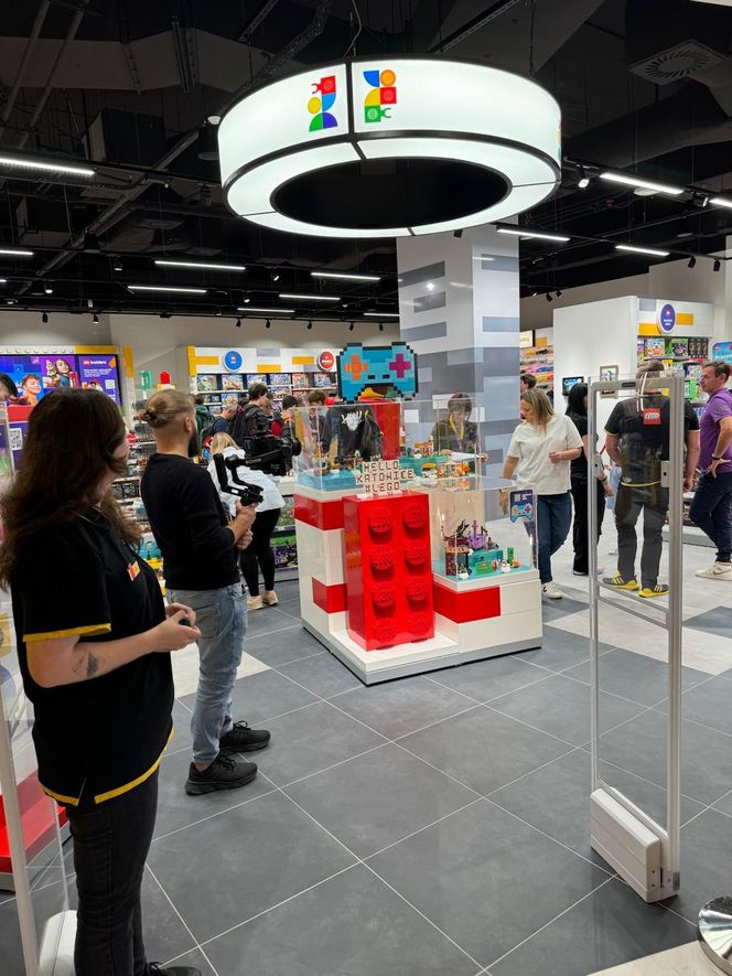 Gigantyczne kolejki na otwarciu Lego Store w Galerii Katowickiej. Klienci wpuszczani pojedynczo