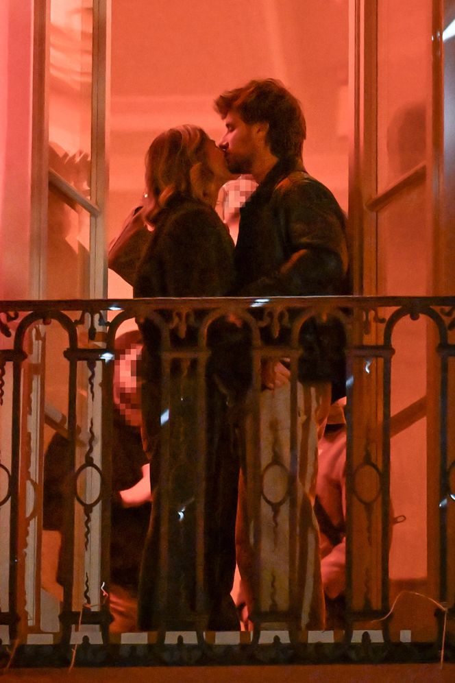 Maciej Musiał całował ukochaną na balkonie