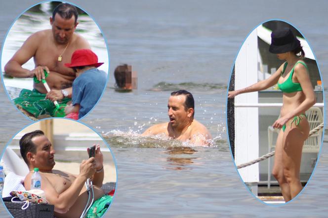 Michał Koterski na plaży z rodziną