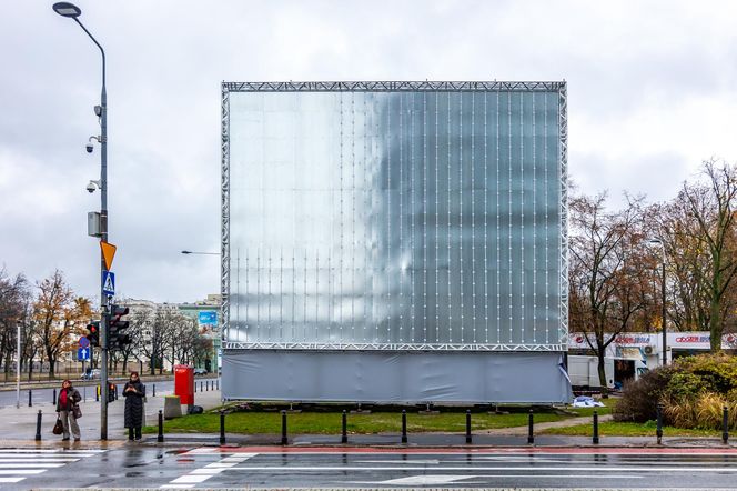 Stelaż reklamowy na rogu ul. Anielewicza i al. Jana Pawła II w Warszawie